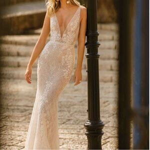 Berta Muse 'Emma' Lace Wedding Gown – Boutique Sample, Never Worn EU 40/US